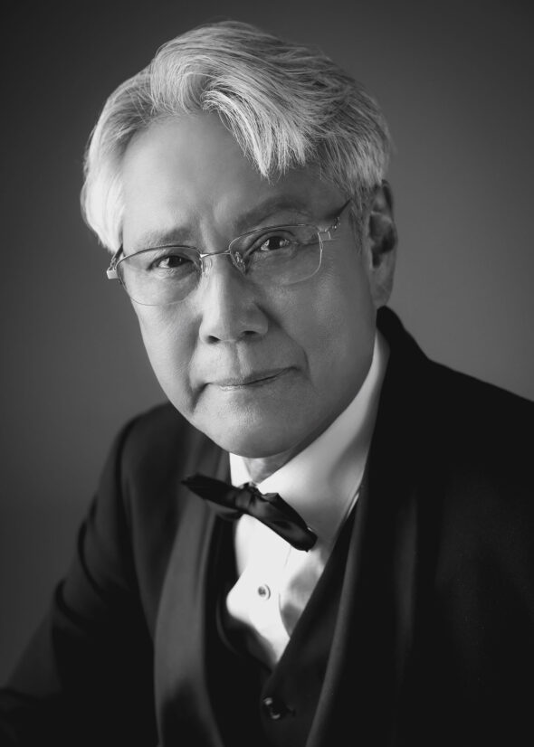 시도 정장과 나비넥타이를 착용하고 안경을 쓴 중후한 시니어 남성의 흑백 프로필 사진